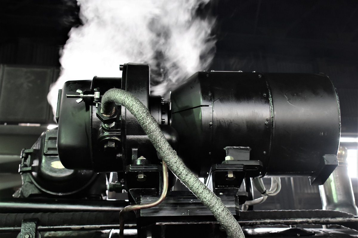 ターボブレード 新型蒸気タービン発電機を搭載した蒸気機関車の車庫でのタービン発電試運転の写真です