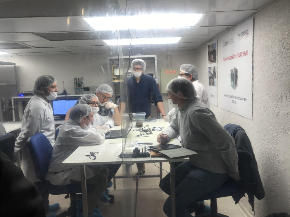 AFOSR's tweet photo. Estamos orgullosos de contarles que jóvenes estudiantes de @usach están involucrados con el satélite Suchai https://t.co/llNAxqJxcG @AFResearchLab #cienciabásica #Suchai https://t.co/eOJ94m4a8C