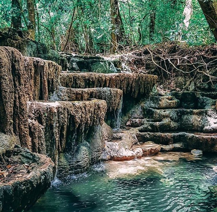 CeylonTours's tweet photo. Located in the enchanting Kuragala Forest Conservation area, the Hunugal Pokuna is an unusually stunning collection of limestone ponds surround by lush jungles and the calming sound of gently cascading water. 
#SriLanka #Limestone #naturalponds #forestreserve #travel #hiddengems https://t.co/IPyhcleOld