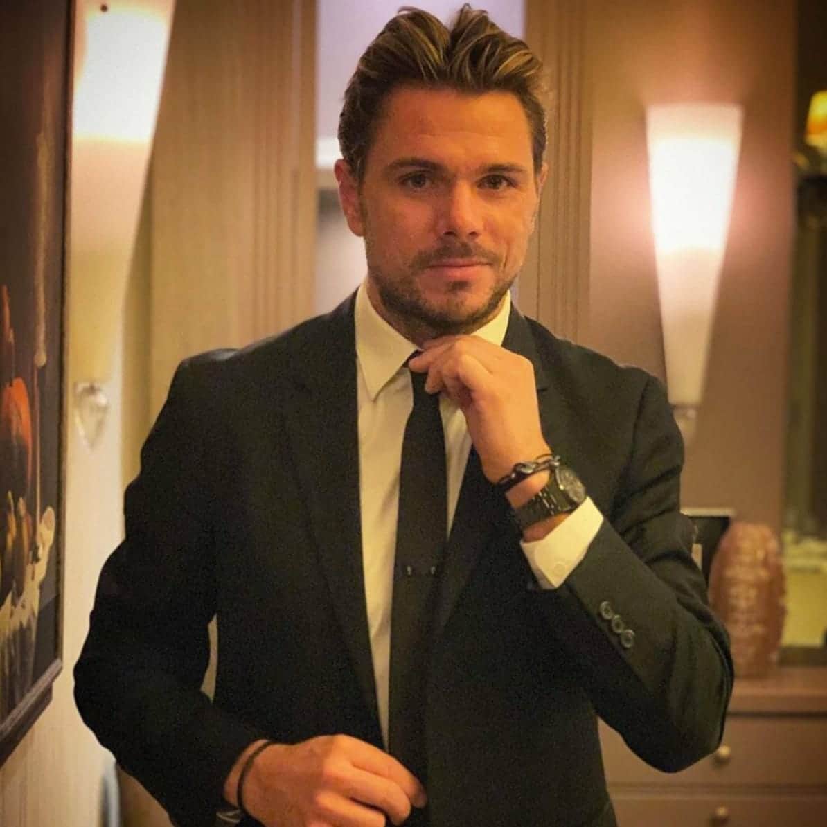 chda7777's tweet photo. Have a terrific Tuesday everyone 👔🧸👌 #StanTheHandsomeMan #StanTheModelMan #StanTheMan #Wawrinka (pic posted by himself some time ago) https://t.co/cvxznzo4Ej