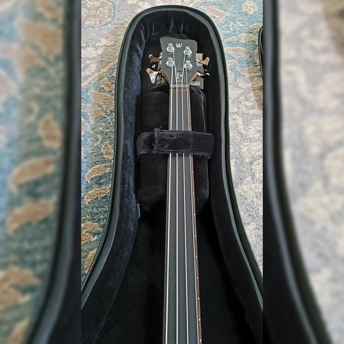 semirozerkan's tweet photo. New frien, thanks @WarwickFramus  🖤
#bassterror #bassplayer #bassstory #bassmagazine #bassist #warvick #texas #heavymetal #deathmetal #newinstrument #newbass #goodday #gear #guitar #drums #recording #engineering #album #new #fresh #light #german #germany #deutch #danke #basguita https://t.co/agNw81lFYw