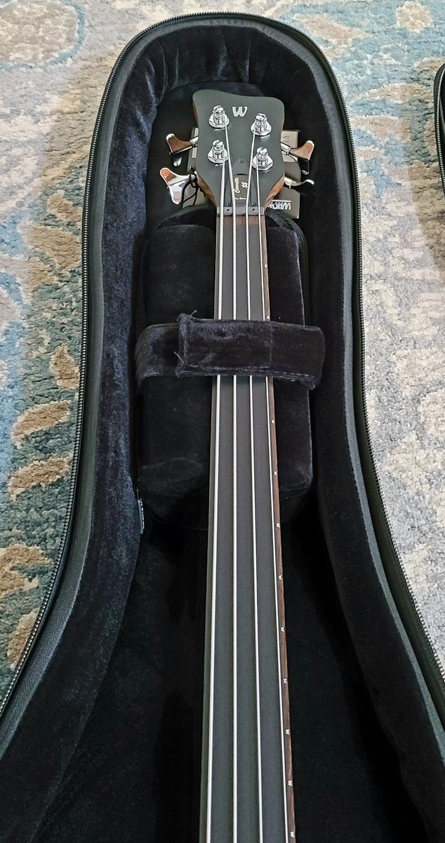 semirozerkan's tweet photo. New frien, thanks @WarwickFramus  🖤
#bassterror #bassplayer #bassstory #bassmagazine #bassist #warvick #texas #heavymetal #deathmetal #newinstrument #newbass #goodday #gear #guitar #drums #recording #engineering #album #new #fresh #light #german #germany #deutch #danke #basguita https://t.co/agNw81lFYw