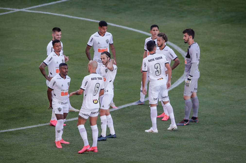 felipesimonetti's tweet photo. [THREAD]
Atlético X América

Após 4 meses parado, o Campeonato Mineiro enfim voltou e pudemos ver, de fato, a estreia oficial da filosofia de jogo de Jorge Sampaoli.

Esse jogo serviu para mostrar o que esperar do Galo, acertos, esboços e erros.

Então segue o fio! 🐓🧶 https://t.co/5Ircrc5KST
