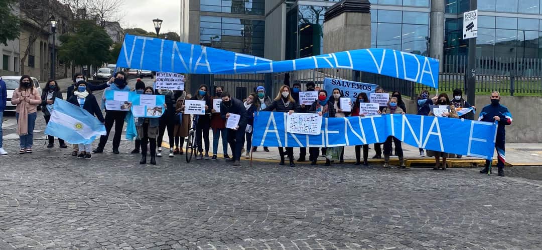 AMuchart's tweet photo. Hoy estuve en la Jefatura de Gobierno representando a la Democracia Cristiana Porteña,  en un gesto maravilloso de unión de más de 727 organizaciones y casi 50.000 firmas pidiendo a @horaciorlarreta el  #Veto al protocolo.
#ProtocoloAbortoMata
#JuntosXLaVida https://t.co/fwgLnUlssQ