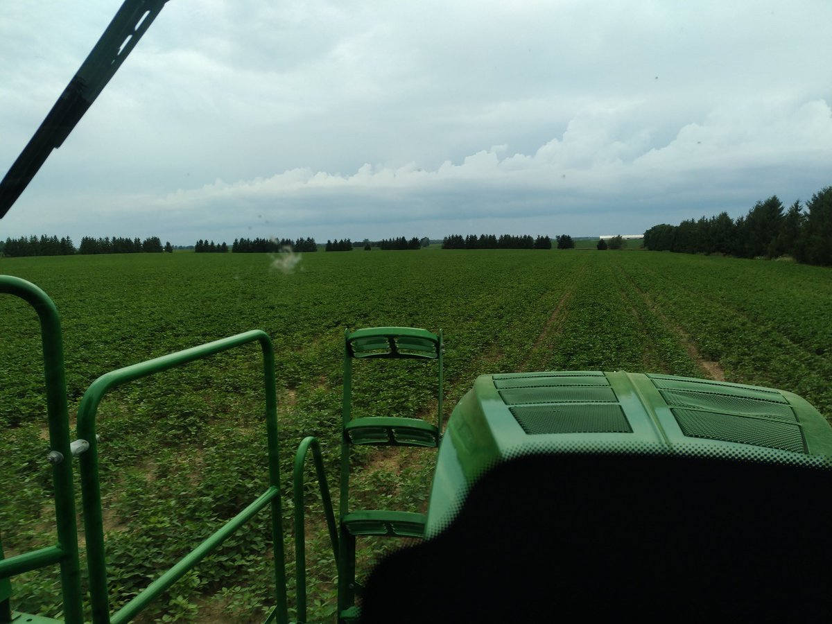 SteveTwynstra's tweet photo. One hour rainfast they say....better shut it down. Another day is coming... #SprayerLife https://t.co/uPNHl75IqA