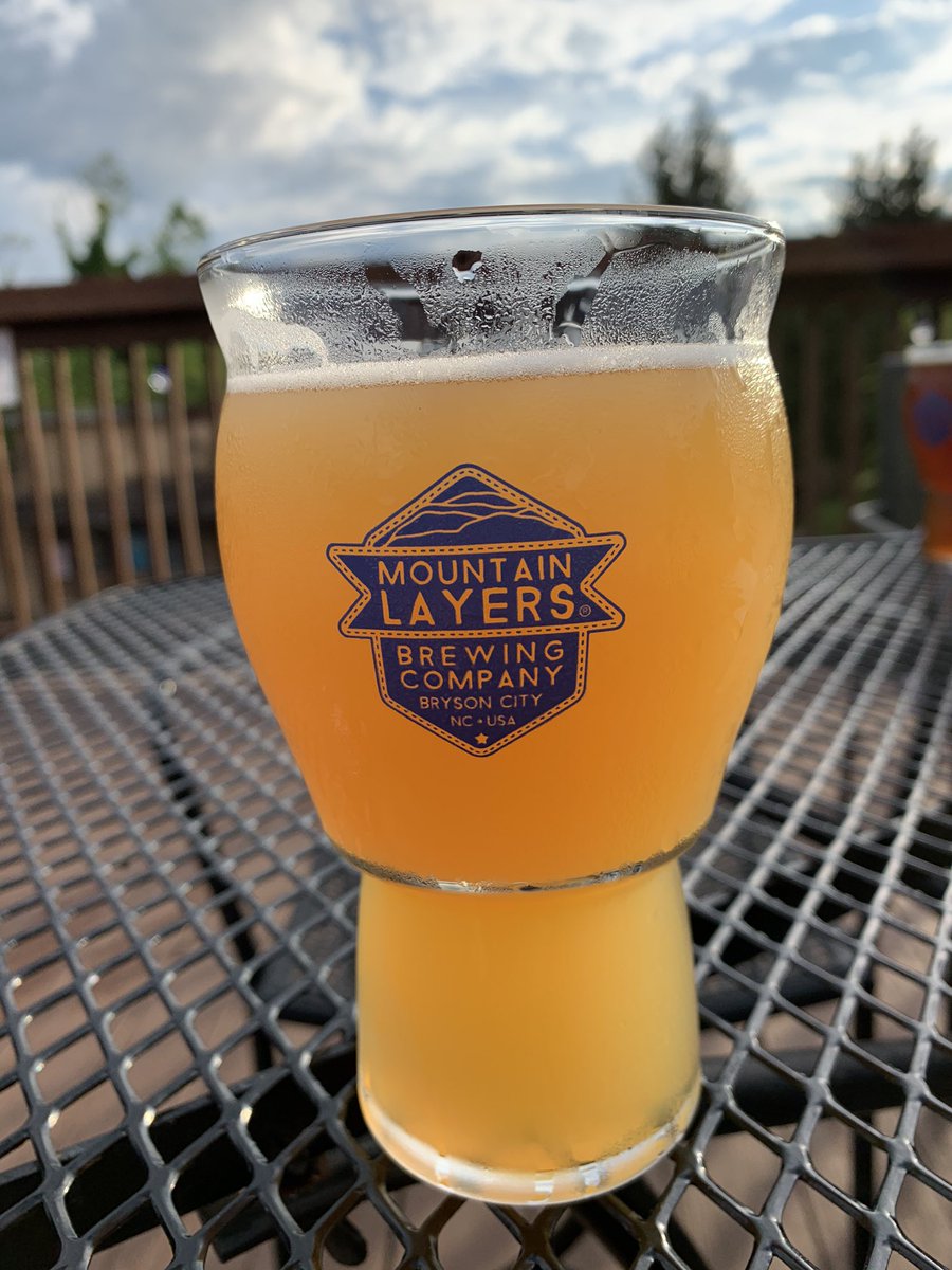 DuggerDigs's tweet photo. Wouldn’t be a vacation without stopping at a local brewery for a hazy IPA. I love this town in the Smoky Mountains. Large patio, plenty of social distancing on a beautiful summer night. #brysoncity #northcarolina #smokymountains #mountainlayers https://t.co/lUYKlz9ffI