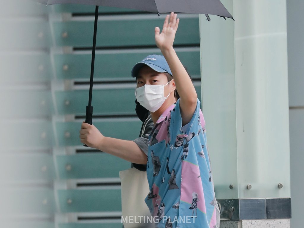 melting_planet's tweet photo. 200728 두준💙 You're my flower #윤두준_LonelyNight #윤두준_첫_솔로앨범_daybreak https://t.co/laG1HEPpRv