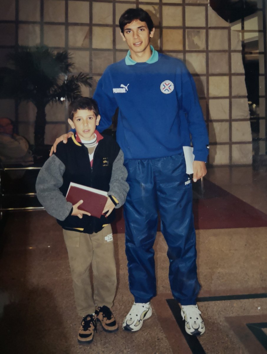 SergioTraverssi's tweet image. [Abro Hilo] Desde que Guaireña ascendió a Primera, uno de los momentos que más esperaba era que Olimpia juegue en el Parque del Guairá, por el marco histórico por supuesto, pero también para intentar renovar esta foto que hace unos días cumplió 20 años