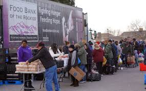 Vatandaşları bozuk gıdaları ucuza/bedava almak için sıraya girerken yılda 700 milyar dolar savaşa harcayan ülkeye "Amerika" denir... #UnitedStatesOfAgression #us #usa #poverty #famine