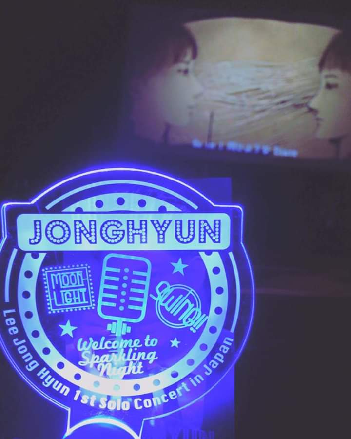 Britoryy's tweet photo. A memory of sweet special &amp; spectacular moment in life between JH &amp; his fans✌😊💚💕

Happy 4th Solo Debut Anniversary 🎊🎉🎂🎉🎊

@cnbluegt

#WelcomeBackLeeJongHyun 
#SparklingNight #DVDparty 
#이종현 #LeeJonghyun  #Leejonghyun1stSOLOConcertInjapan

©Ammanuel https://t.co/zh7V1Tcxtv