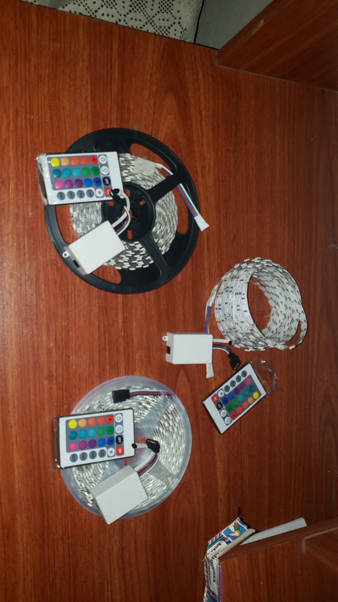solchavez99's tweet photo. Con mi novio tenemos un emprendimiento que hacemos cuadros con luces led y también vendemos tiras de led. Nos ayudarían mucho si nos dan rt y nos siguen en insta UMBRA.ROS https://t.co/h5Z71l5T12