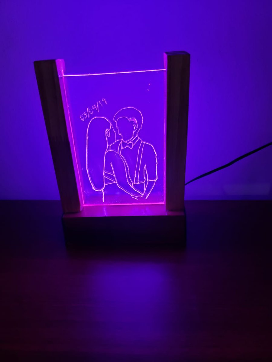 solchavez99's tweet photo. Con mi novio tenemos un emprendimiento que hacemos cuadros con luces led y también vendemos tiras de led. Nos ayudarían mucho si nos dan rt y nos siguen en insta UMBRA.ROS https://t.co/h5Z71l5T12
