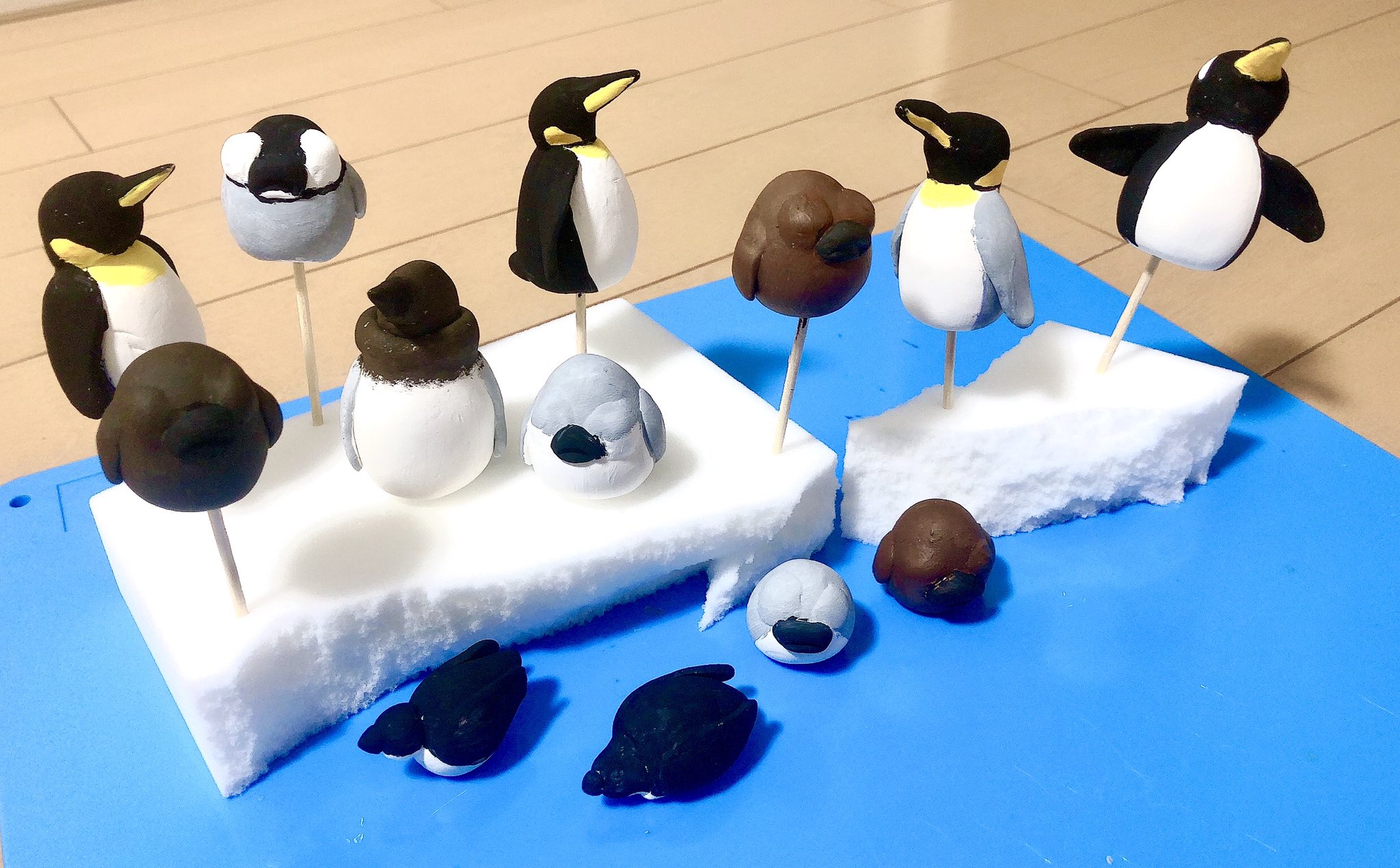 Twitter 上的 美術出版エデュケーショナル 公式 おはようございます 紙粘土工作あと少しのところまできました ペンギンさんでございます 変わった色のもいますが 乾かし中 なんだか可愛かったので 軽量紙粘土 Beクレイ T Co Cunsh0vawy