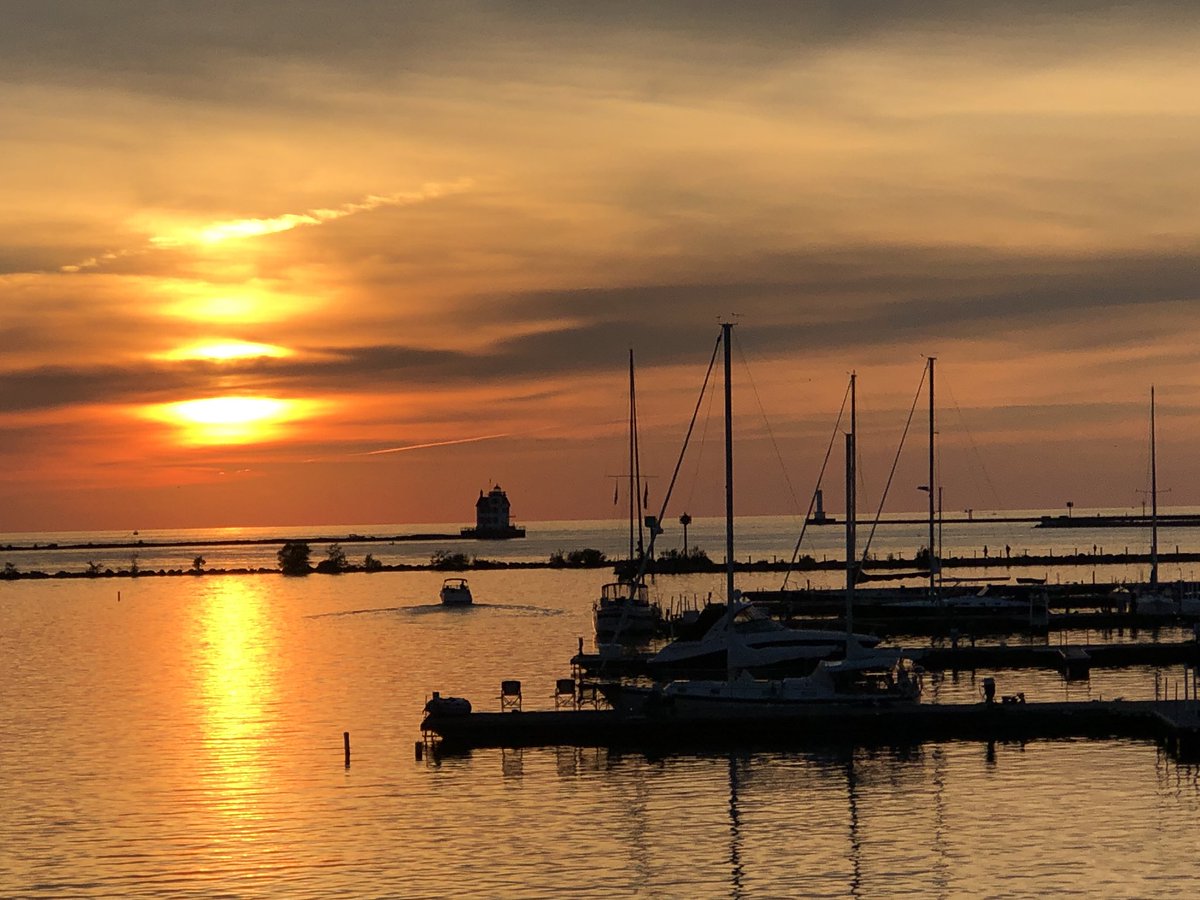 EdgewaterWillo's tweet photo. #marigoldsky #LorainOhio #LakeErie https://t.co/MN2UcwSFVy