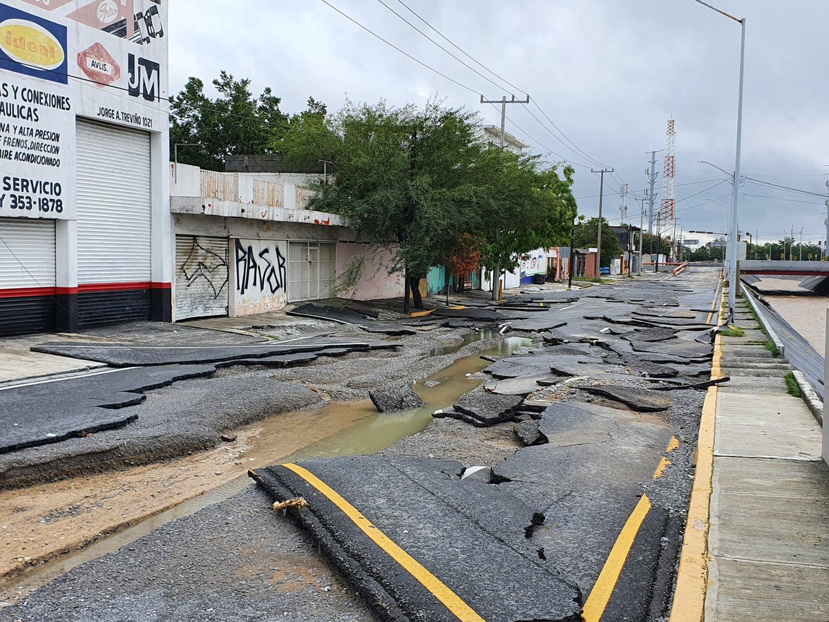 comovamosnl's tweet photo. El problema que hoy enfrenta la ciudad tiene nombre: el descontrolado crecimiento urbano del Área Metropolitana de Monterrey. La intensidad de las lluvias y la mala infraestructura urbana, solo explican parcialmente la situación. (Fotografía de @AdrianaDavila89) https://t.co/AYTtsfJ8hm