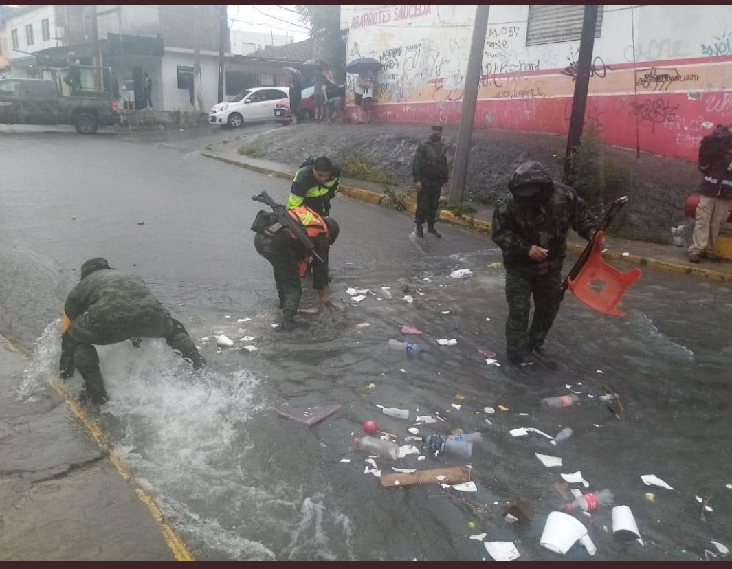 guillmar3's tweet photo. @28rgg @FerBetancourt9 Desde muy temprano estaba el ejército ayudando, la realidad es que el problema tiene mucho que ver con la cultura de los Nuevoleoneses por tirar la basura en las calles, debería pedir a coca colá que levante todas esas botellas. https://t.co/QxNvt0oxO7