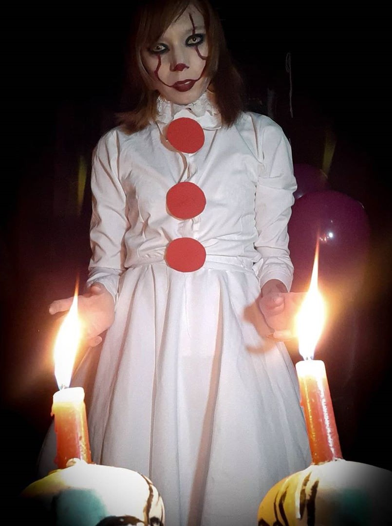 MagicCosplay's tweet photo. #Pennywise de #IT
Cosplayer: @NanamiRed1

#cosplay #cosplayergirl #pennywise #pennywisecosplay #pennywisecosplayer #pennywiseit #it #horrorgirl #terrorgirl #terrorcosplay #redhead #redheadgirl #redheadcosplay #stephenking https://t.co/Z8vVnZjyY2