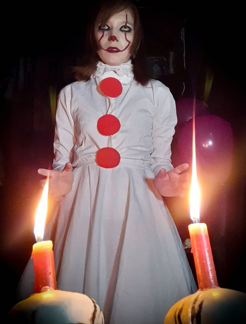 MagicCosplay's tweet photo. #Pennywise de #IT
Cosplayer: @NanamiRed1

#cosplay #cosplayergirl #pennywise #pennywisecosplay #pennywisecosplayer #pennywiseit #it #horrorgirl #terrorgirl #terrorcosplay #redhead #redheadgirl #redheadcosplay #stephenking https://t.co/Z8vVnZjyY2