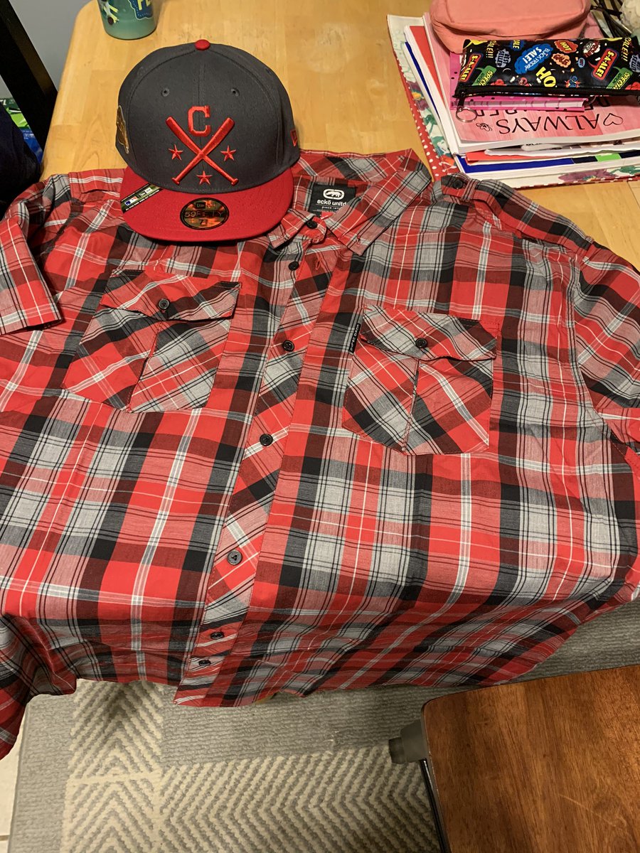 DavilleTV's tweet photo. New threads! #shopping #stayfresh #iloveclothes #lookingclean https://t.co/flICPwJtEh