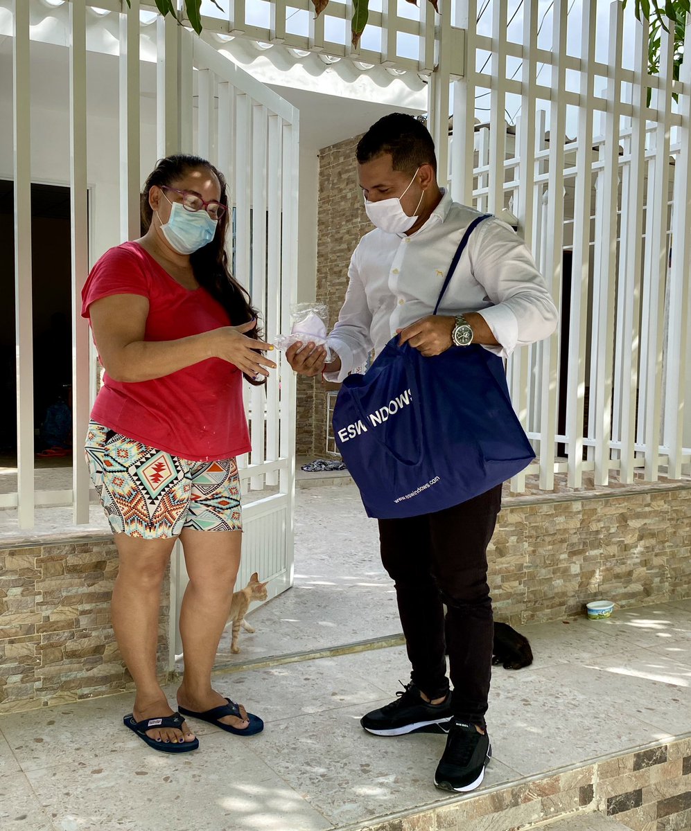 Alexi2Castillo's tweet photo. En Barranquilla y el Atlántico esta PANDEMIA la frenamos entre todos... Hoy estuvimos en #ElPorFin y el barrio #Calamary, llevándoles KITS DE TAPABOCAS ANTIFLUIDOS Y LAVABLES 😷. Esto es en equipo: #Comunidad y la @FunTecnoglass https://t.co/B46GQzsRfm
