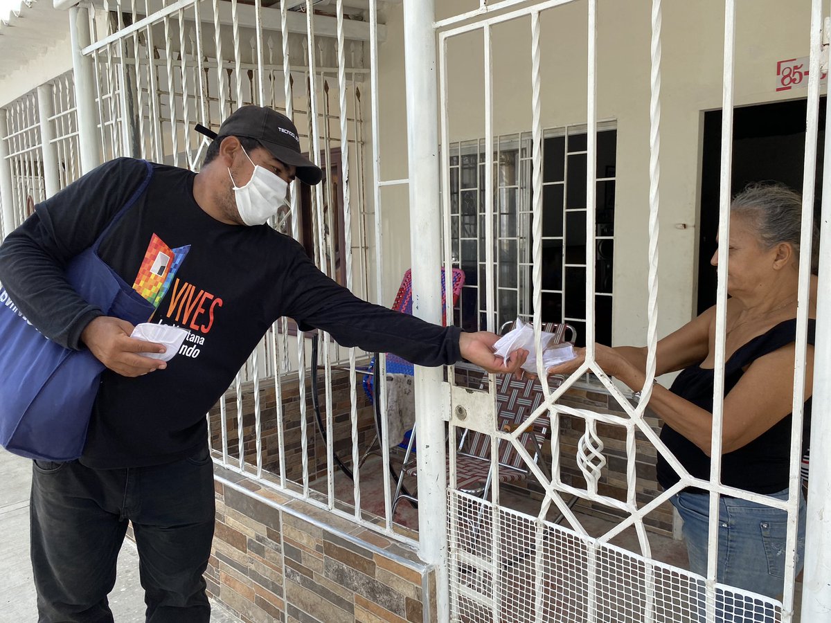 Alexi2Castillo's tweet photo. En Barranquilla y el Atlántico esta PANDEMIA la frenamos entre todos... Hoy estuvimos en #ElPorFin y el barrio #Calamary, llevándoles KITS DE TAPABOCAS ANTIFLUIDOS Y LAVABLES 😷. Esto es en equipo: #Comunidad y la @FunTecnoglass https://t.co/B46GQzsRfm
