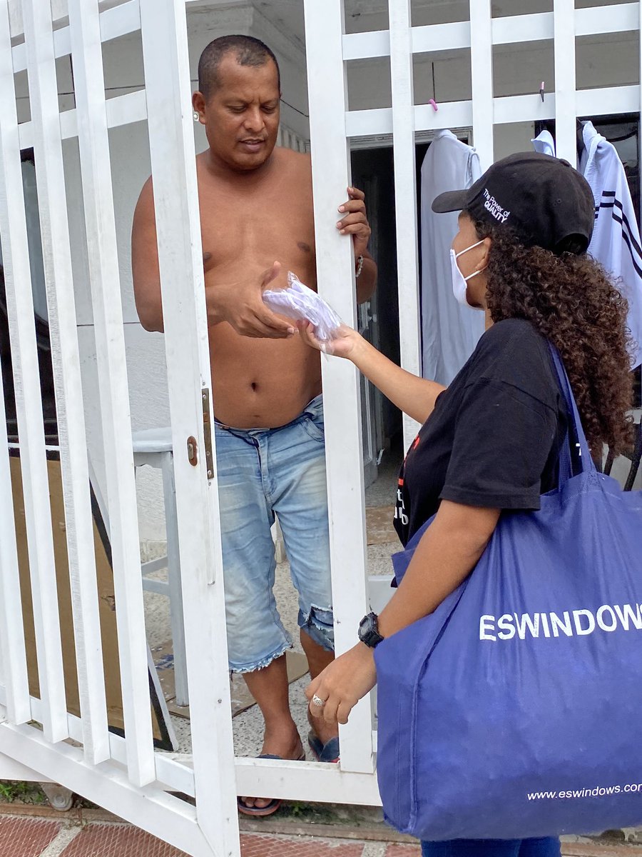Alexi2Castillo's tweet photo. En Barranquilla y el Atlántico esta PANDEMIA la frenamos entre todos... Hoy estuvimos en #ElPorFin y el barrio #Calamary, llevándoles KITS DE TAPABOCAS ANTIFLUIDOS Y LAVABLES 😷. Esto es en equipo: #Comunidad y la @FunTecnoglass https://t.co/B46GQzsRfm