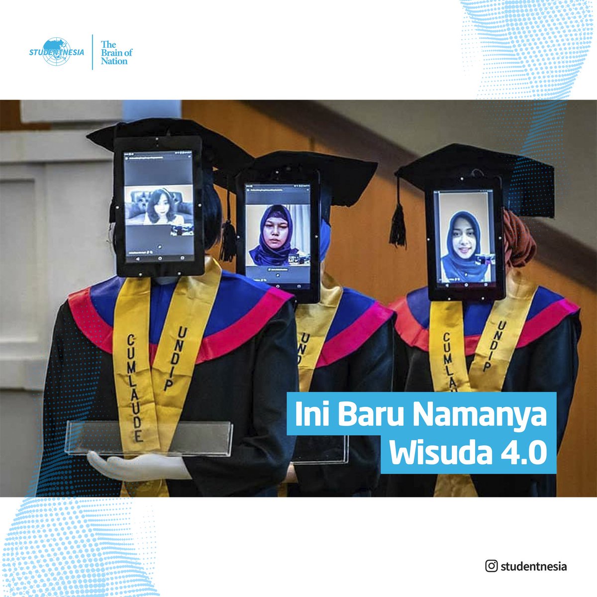 Studentnesiapro's tweet photo. Sejumlah robot peraga berpose seusai mengikuti wisuda secara daring di Universitas Diponegoro (UNDIP), Semarang, Jawa Tengah, Senin (27/7/2020). Wisuda ke-159 UNDIP yang diikuti 2.561 lulusan itu menggunakan teknologi robot peraga yang menggantikan kehadiran fisik para wisudawan. https://t.co/B4rxW7idjR