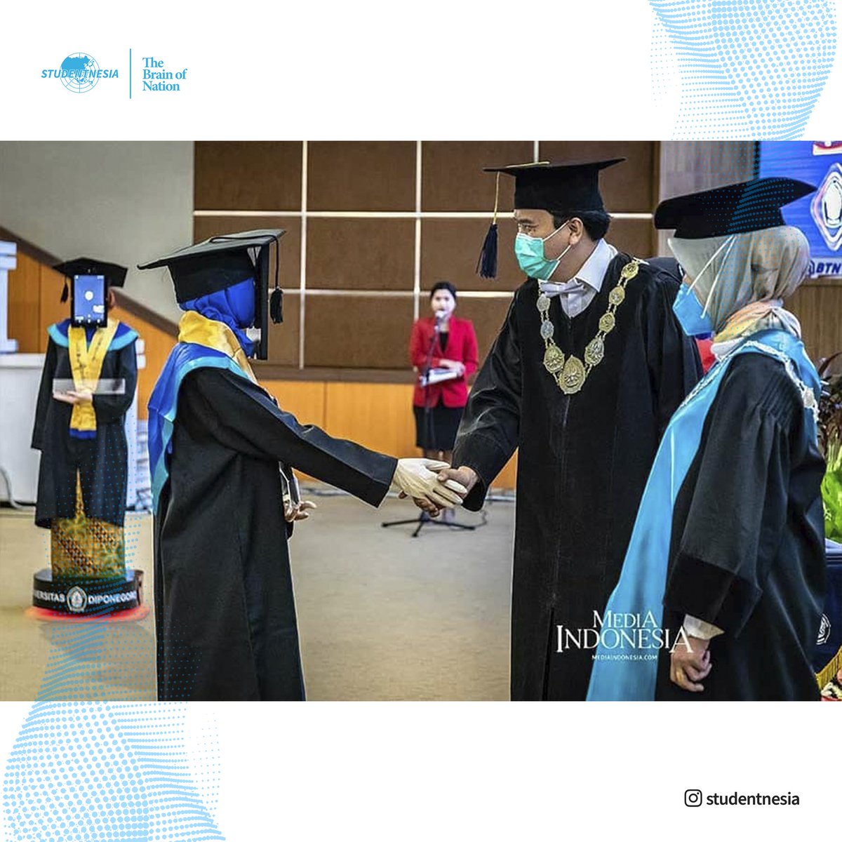 Studentnesiapro's tweet photo. Sejumlah robot peraga berpose seusai mengikuti wisuda secara daring di Universitas Diponegoro (UNDIP), Semarang, Jawa Tengah, Senin (27/7/2020). Wisuda ke-159 UNDIP yang diikuti 2.561 lulusan itu menggunakan teknologi robot peraga yang menggantikan kehadiran fisik para wisudawan. https://t.co/B4rxW7idjR