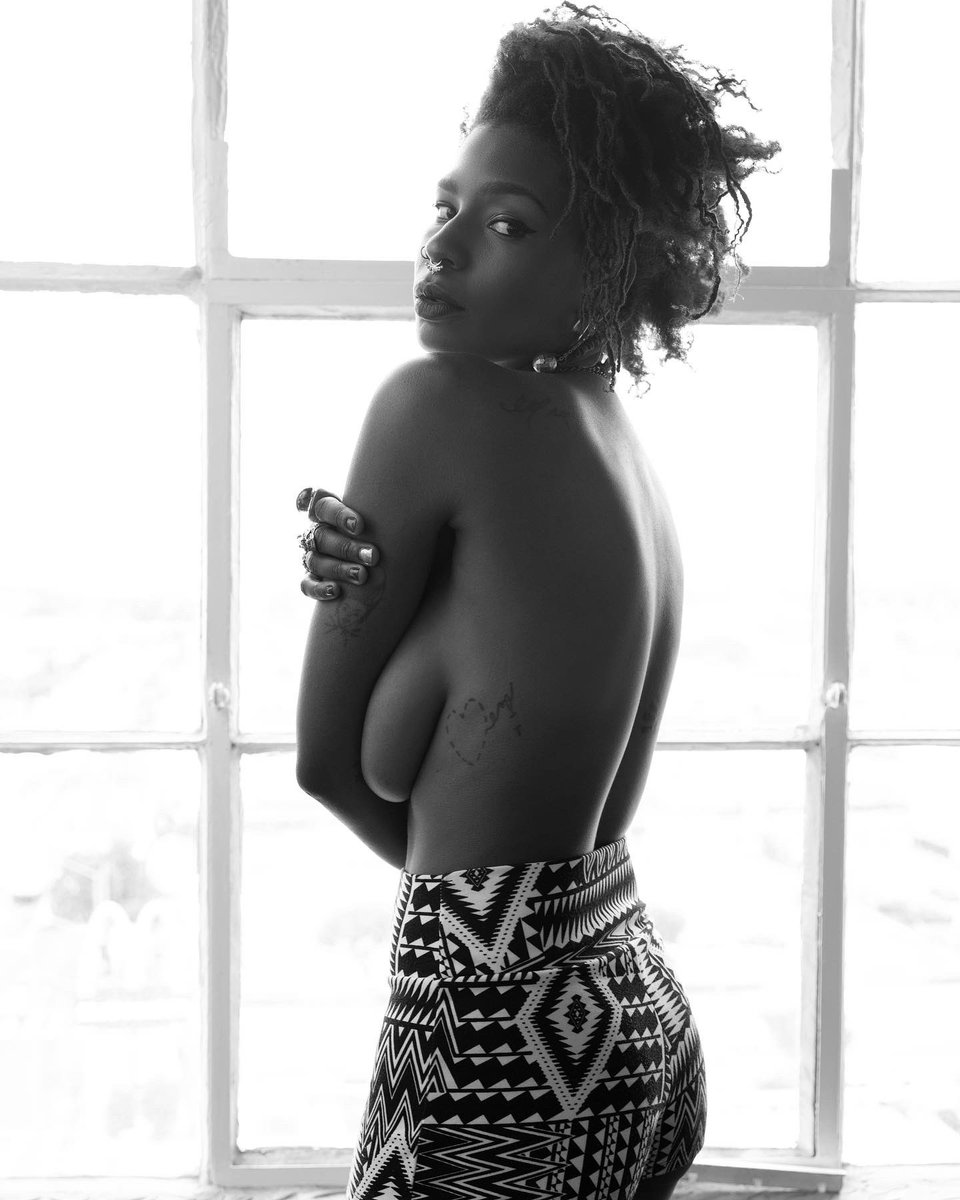 aaron_lacy's tweet photo. BW or Color?
#photography #mondaythoughts #bnw_captures #portaits #beauty #natural https://t.co/DnLswaamVU
