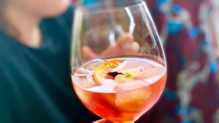 Black Pineapple have started an NZ cocktail kit delivery service. So we tried them out at the dish team drinks and found them to be delicious, customisable... and they made us feel very, very fancy

Safe to say they were a hit.

Read more about them here:
dish.co.nz/news/article/2…