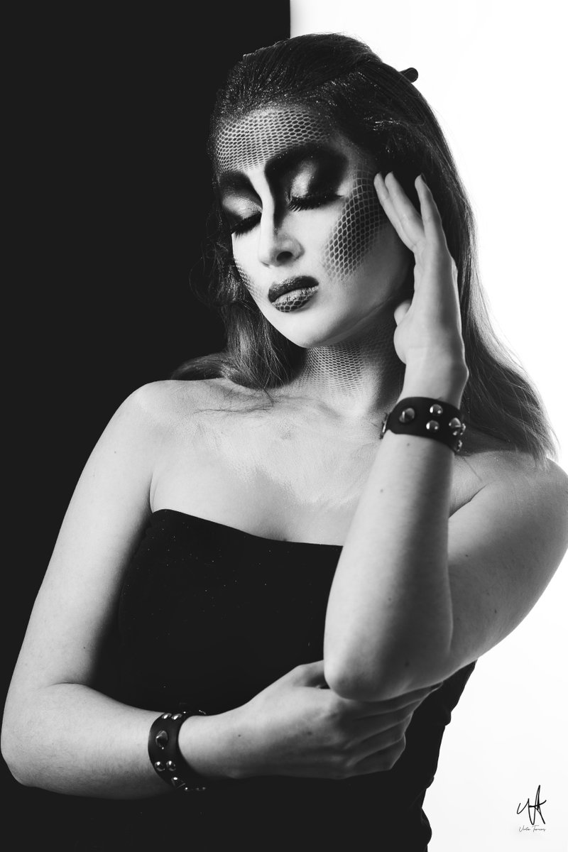 flavietmakeup's tweet photo. Producción: G O L D E N  -  B L A C K

Modelo: Micaela Paccieri
https://t.co/XRo59ScmOK

PH: Víctor Terceros
https://t.co/ZvHzT7Move

Material usado en esta producción:
@kryolanbolivia
Eyelashes from @beautybyluanna 

#makeupartist #makeupideas #mermaidmakeup #editorialmakeup https://t.co/hCd4RUEBok