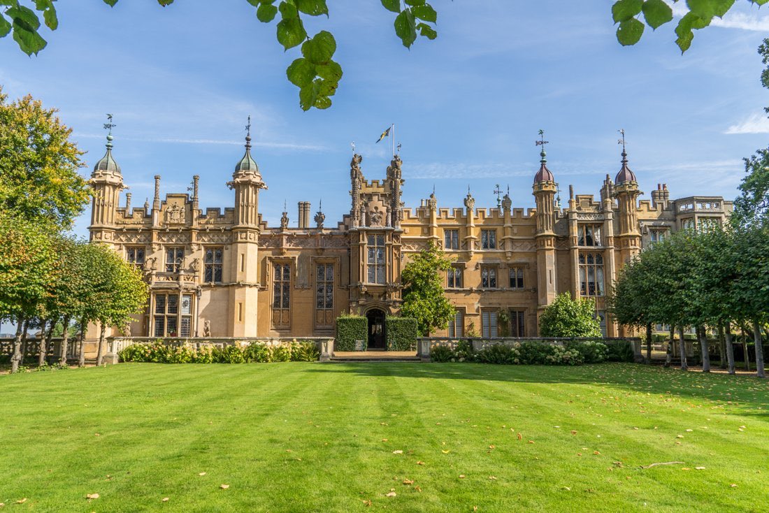 MediaLittleMix's tweet photo. INFO: @LittleMix assinou um contrato para fazer um show para a empresa 'Compare The Market'. O show será na Knebworth House (onde foi gravado o clipe de Woman Like Me), o local tem capacidade para mais de 125.000 mil pessoas. https://t.co/YpCM3E7vAm