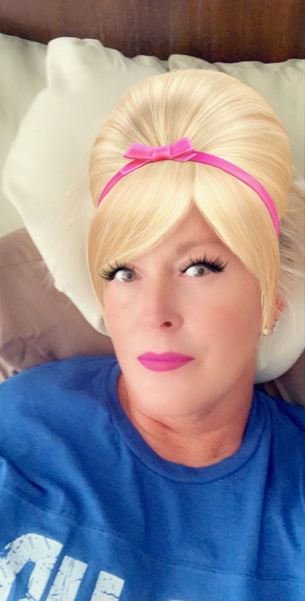 scubawilliams1's tweet photo. “U” is for Up-do #riverasummerabcs @MarvynCWhite @RiveraElem @melrbates https://t.co/A6MXKa2PgC