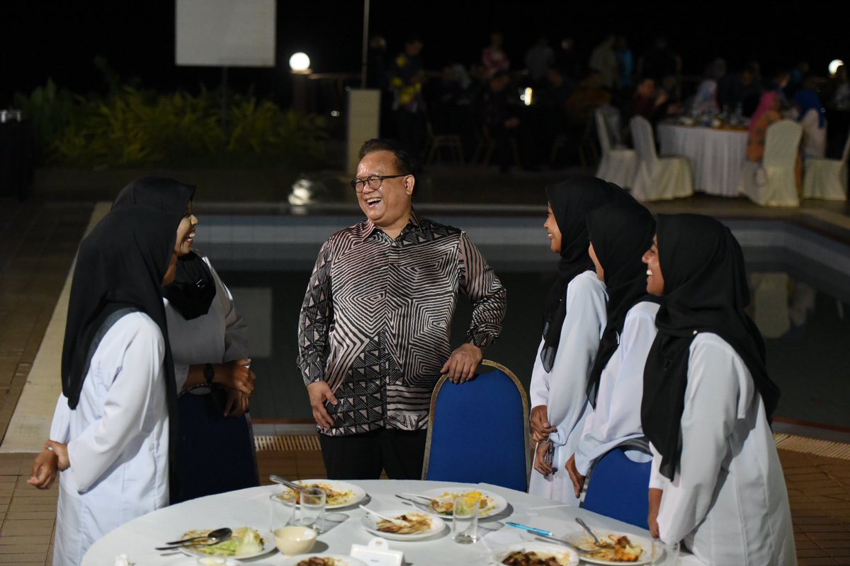 AlexNantaLinggi's tweet photo. Meluangkan masa untuk menghadiri majlis makan malam sempena tamat latihan Pegawai Kadet Penguat Kuasa lantikan baharu KP41 di Tanjung Bidara malam tadi. Semoga dapat menjadi organisasi penguatkuasaan perdagangan domestik yang unggul. https://t.co/UdMEJYz3lK