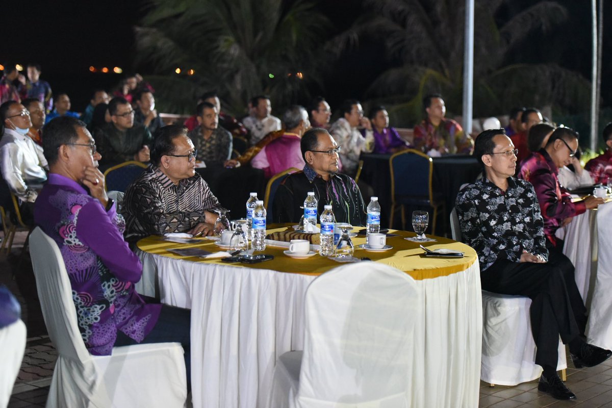 AlexNantaLinggi's tweet photo. Meluangkan masa untuk menghadiri majlis makan malam sempena tamat latihan Pegawai Kadet Penguat Kuasa lantikan baharu KP41 di Tanjung Bidara malam tadi. Semoga dapat menjadi organisasi penguatkuasaan perdagangan domestik yang unggul. https://t.co/UdMEJYz3lK