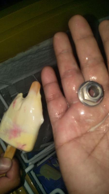 sherrrinn's tweet photo. Kalau makan es krim hati-hati. Gigitnya jangan sepenuh hati, krn mungkin Anda apes dapat beginian. Es krim apakah ini? https://t.co/IVDqrcqSVL