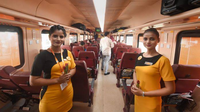 With its uniformed staff, promise of shorter travel time than the Shatabdi, and compensation for delays, the train spurred much excitement among passengers. They even fleeted pics like these to lure the passengers  #TejasExpressExposed #IRCTCExposed