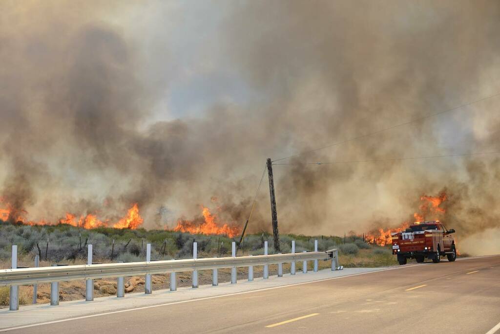 DaveMillsPhoto's tweet photo. #Ridgefire LACOFD Fire jumped Hwy 138 and spread quickly to the north in grass. 
Like  Comment  Share

 👇
IG  davemillsphoto 
FB  davemillsphoto2015
Twitter  davemillsphoto 
https://t.co/WlsTbfJ7Nm
https://t.co/9ZfsRsGcHB
https://t.co/fq0a9TuVDj

#Firef… https://t.co/p749U0XgFm https://t.co/BndJPOOptc