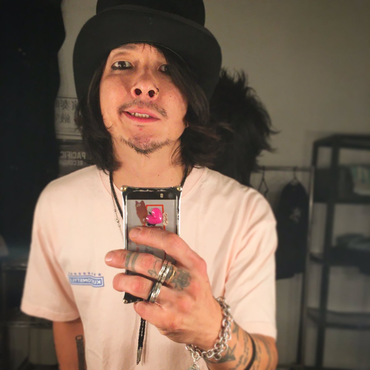 CHARLIE__0228's tweet photo. ライブ配信のアーカイブ見たんだけど、自分のライブ映像をクオリティ高めで見れるのって良いね。色々課題が丸見えだし。。笑
改めて自分を見直す良い試みでした！
でもやっぱりステージとフロアが一体になるライブがやりたいね。
31日は色々制限あるけど少しでもライブを体感出来れば良いな。 https://t.co/5jKlszeil5
