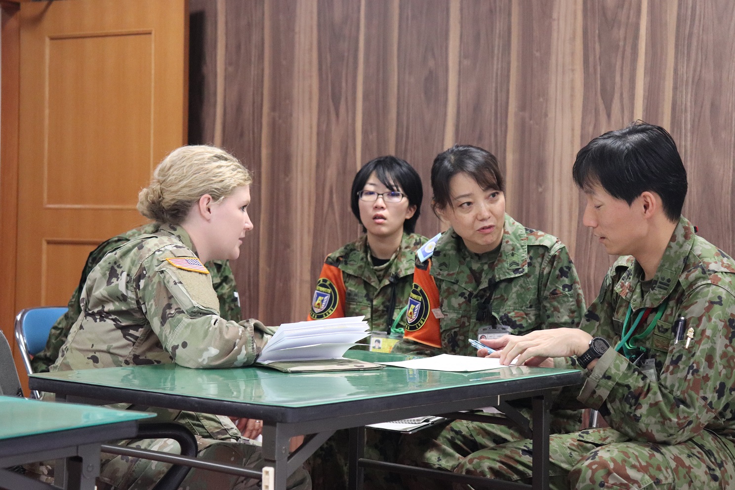 防衛省 自衛官募集 自衛官の仕事 語学力を活かした仕事がしたい 自衛隊にはそんな適性を活かせる職場があります 平和を仕事にする 通訳 翻訳 外国交流 Twitter