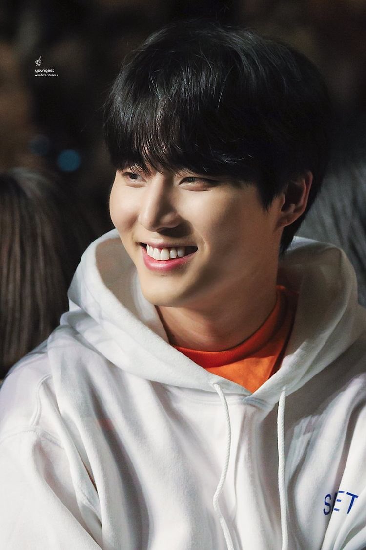 youngk stans, today imma give you random pics of our golden boy smiling: a thread 