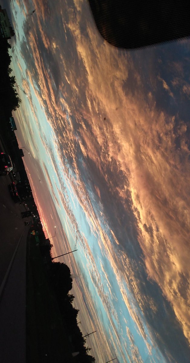 kelseykutterr's tweet photo. SHOUTOUT TO THE MIDWEST SUNSETS 👅👅👅 https://t.co/goWiTJAM5z