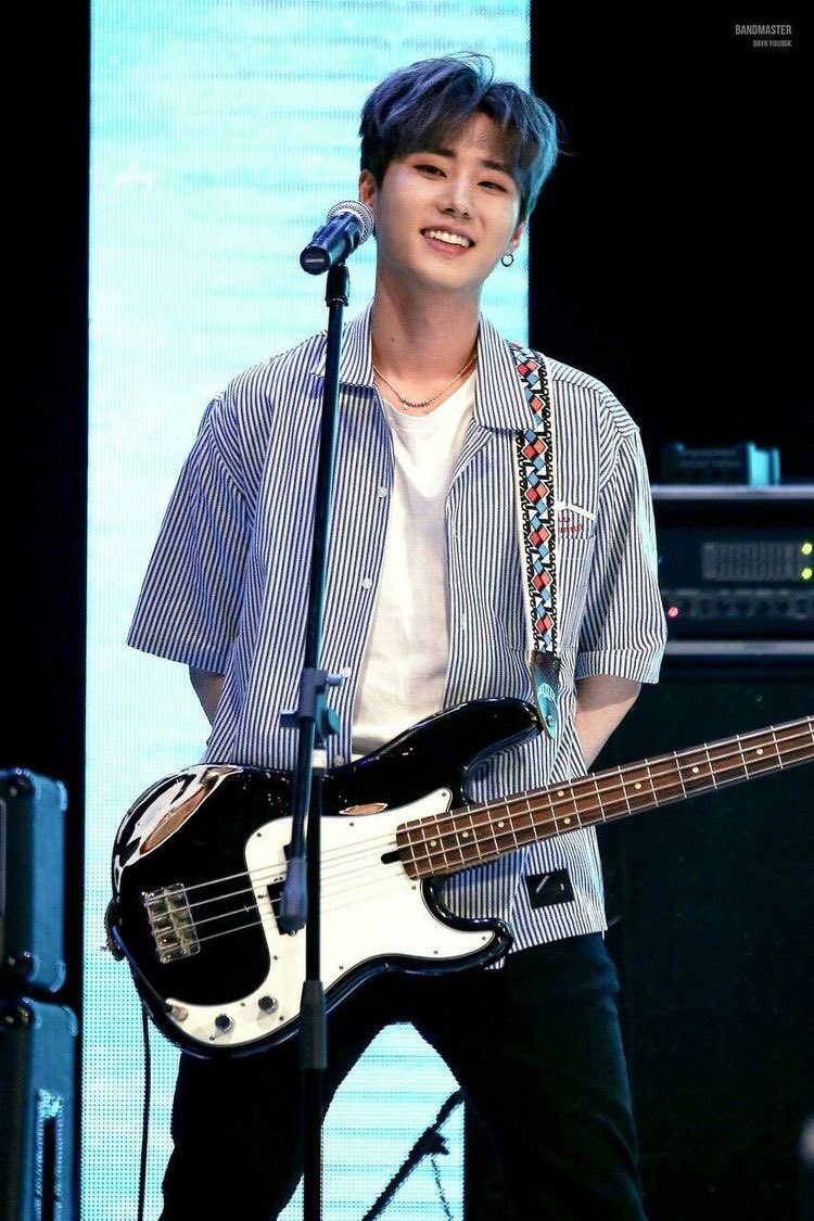 youngk stans, today imma give you random pics of our golden boy smiling: a thread 