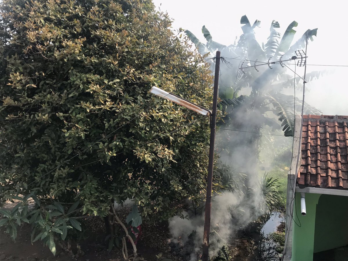 OPrawiranegara's tweet photo. Yang kaya gini baiknya diapain ya? Susah bener dikasih pengertian berkali-kali 😤 mana ada anak2 lagi SFH, keganggu banget.
@infoJATIASIH @ridwankamil 

Pasal 29 Undang-Undang Nomor 18 Tahun 2008 tentang Pengelolaan Sampah (“UU Pengelolaan Sampah”) https://t.co/uDxfJSlRzw