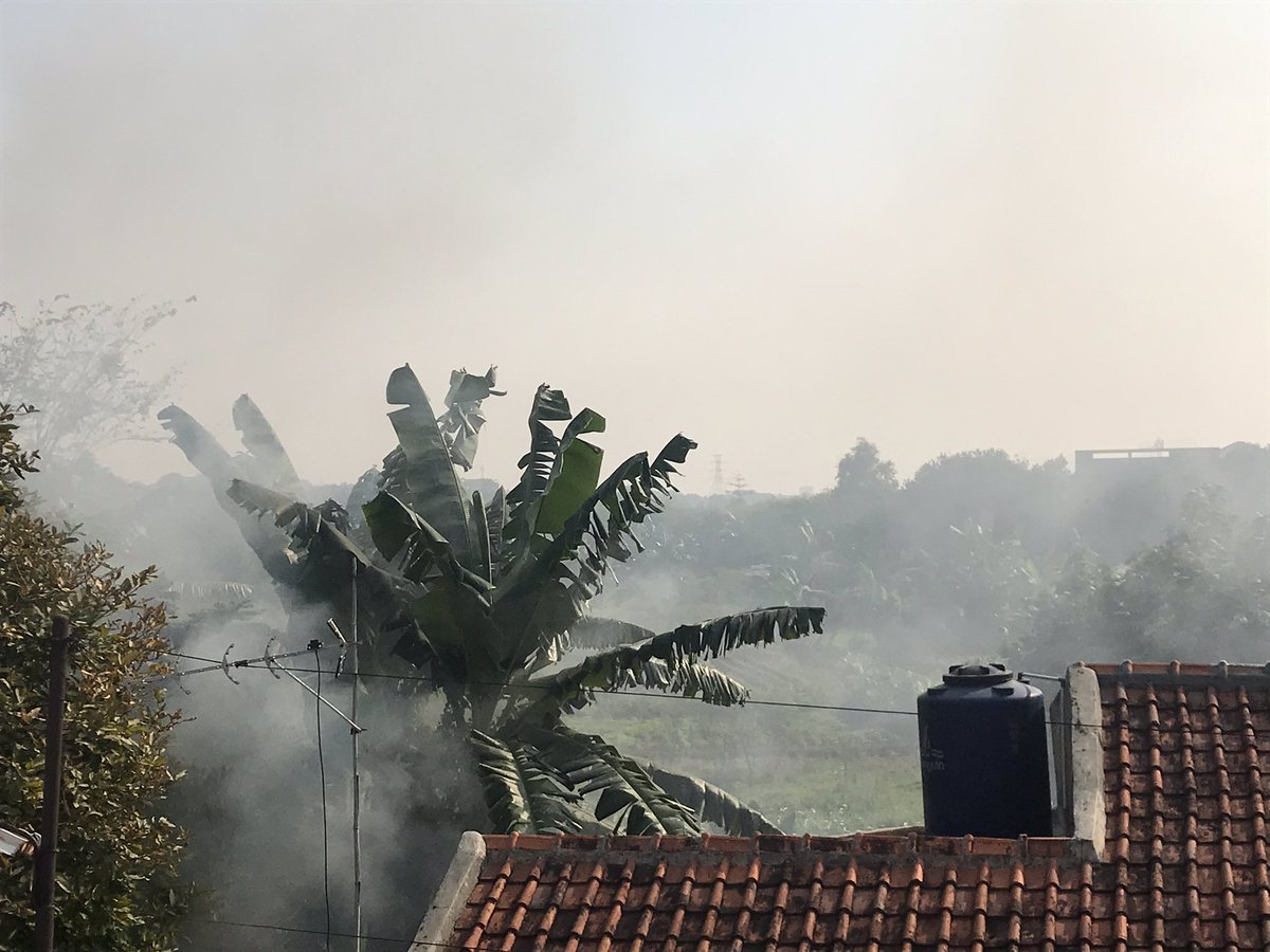 OPrawiranegara's tweet photo. Yang kaya gini baiknya diapain ya? Susah bener dikasih pengertian berkali-kali 😤 mana ada anak2 lagi SFH, keganggu banget.
@infoJATIASIH @ridwankamil 

Pasal 29 Undang-Undang Nomor 18 Tahun 2008 tentang Pengelolaan Sampah (“UU Pengelolaan Sampah”) https://t.co/uDxfJSlRzw