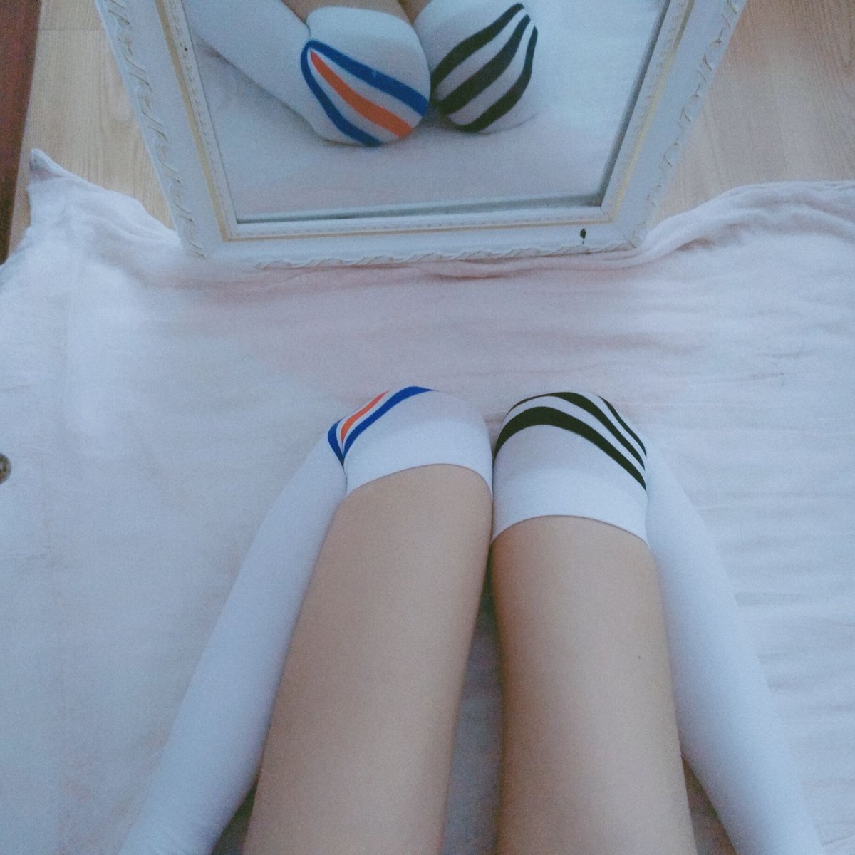 Ltzbb's tweet photo. 两边颜色不一样的 你喜欢左边还是右边？还是你想选��间？嗯？ https://t.co/OuROt8xPKm