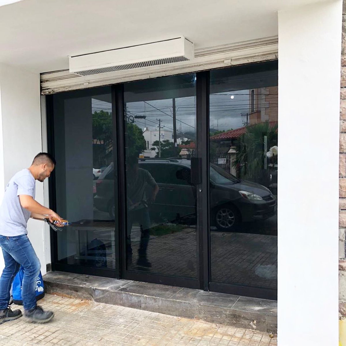 ayvtrcperez's tweet photo. ¡#Cancelaría fija y puerta abatible línea panorama en 3” color G2 - Vidrio filtrasol 6mm ⚫️ 

📲87-11-08-07-82 ☎️7-23-92-33 
💻ventas@trcperez.com.mx 
📸Instagram: @aluminioyvidriotrcperez 
📸 Facebook: Aluminio y Vidrio TRC Pérez https://t.co/XUDACET570