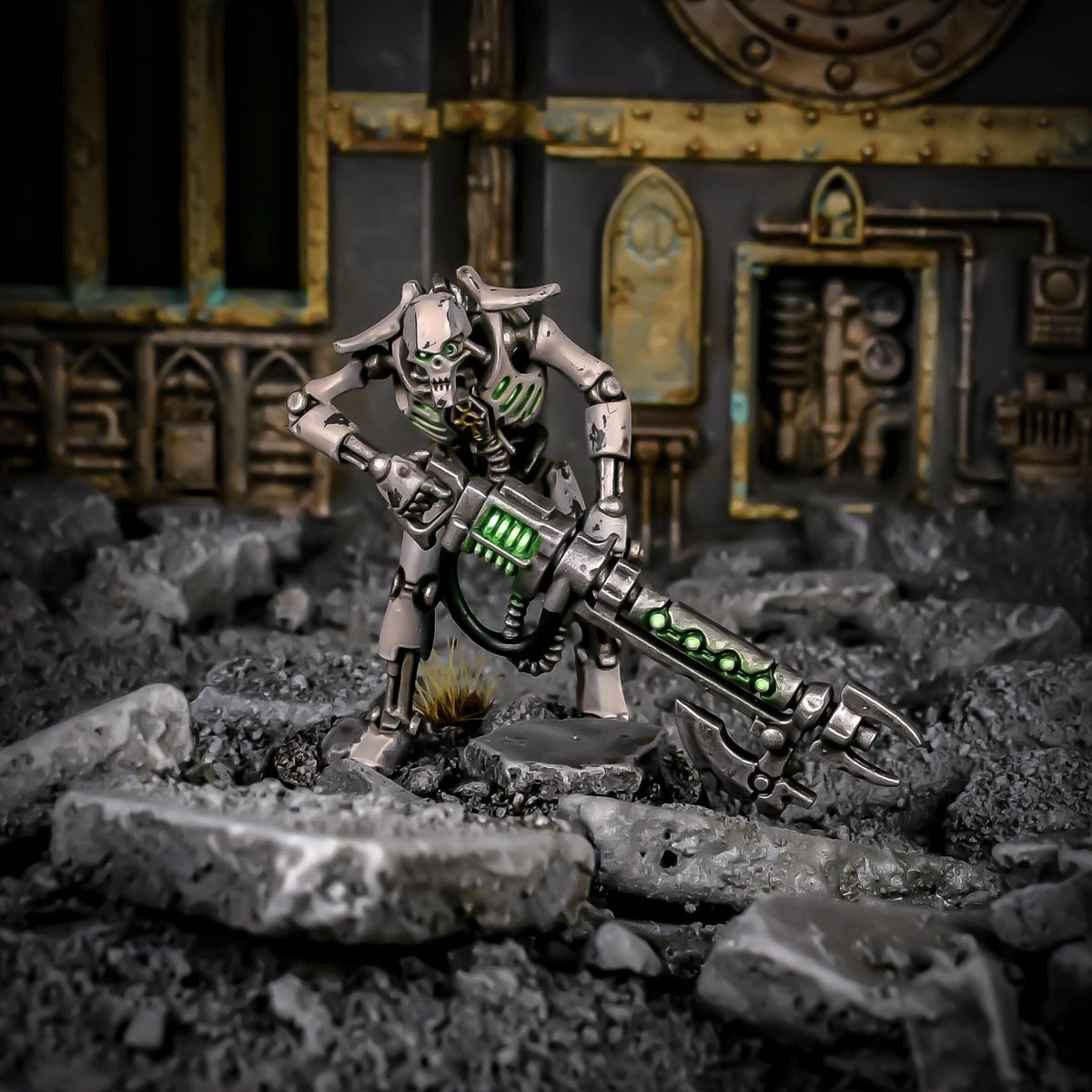 Test warrior done! #necrons #new40k #paintingwarhammer #warhammer #warhammercommunity #cryptek #contrastpaints #eaviermetal #eavymetal #blanchitsu @WarComTeam