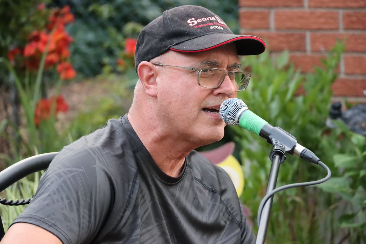 EventPhotoMan's tweet photo. The third in a summer series, Back to the Garden in Glen Cairn #ldnont with a talented singer @petedenomme from @LondonMusicClub #music #backyardevents @LDNMusicOffice @LdnEnt see more at https://t.co/RFKcUnM4mP #hireamusician @DreamArtsLndn @tourism_london @London_Events #guitar https://t.co/xewVjihVQD