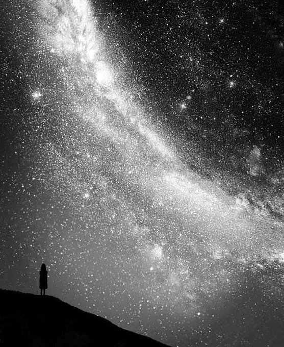 PRedondas's tweet photo. Solo los tontos creen que el silencio es un vacío.
No está vacío nunca.
Y a veces la mejor manera de comunicarse es callando.

Eduardo Galeano https://t.co/WFV01V7bMW